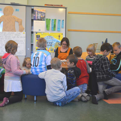 Maija Hurme besöker Billnäs skola under Bokkalaset 2014.