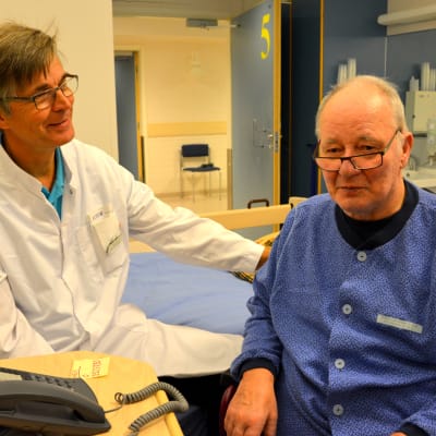 Biträdande överläkare Stefan Strang och patienten Alf Ström vid Korsholms närsjukhus