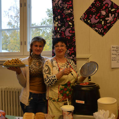 Olena Bezuhlova och Polina Mogislevskaja serverar ryska delikatesser vid Mira huset i Vasa