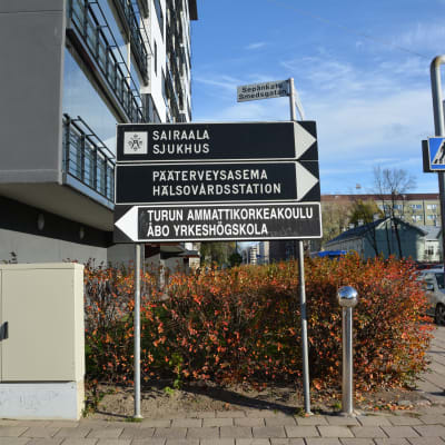 Skyltar vi Smedsgatan i Åbo