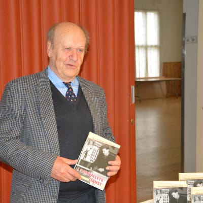 Henrik Ekberg har skrivit historiken om SFP i Karis