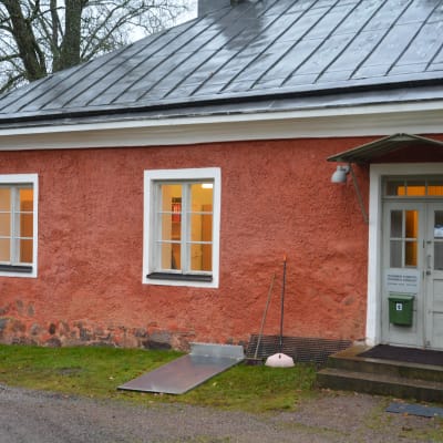 Tekniska kansliet i Sjundeå har en tid varit inhyst invid Svidja slott.