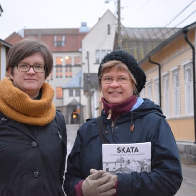 Skatabokens redaktör Heidi Jylhä och Stadsdelsföreningen Skata r.f.:s ordförande Monica Borg-Sunabacka