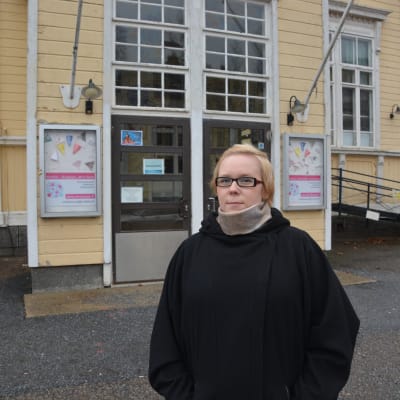 Vasa stads kulturchef Sanna Bondas utanför Mira-huset som från och med februari 2015 är i stadens händer.