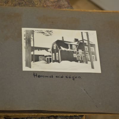 svartvitt fotografi från album. Kuggomskolan, också kallad hemmet vid vägen