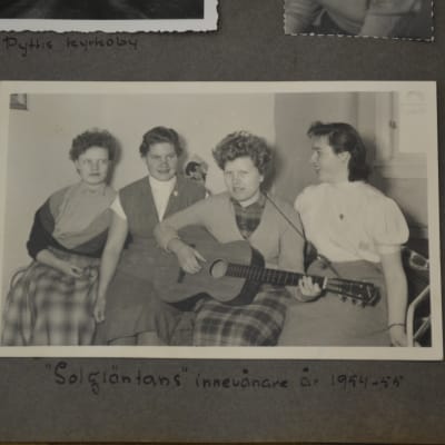 svartvitt fotografi från album. "solgläntans" invånare år 1954-55.