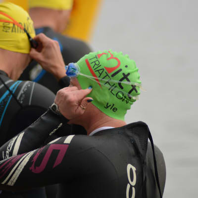 Anna Kultalahti i väntan på att starten i Sun City triathlon ska gå