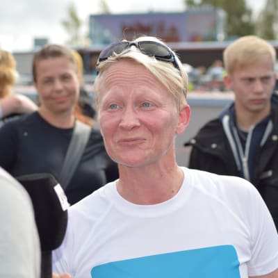 Anna nöjd och glad efter målgång i Sun City Triathlon i Vasa