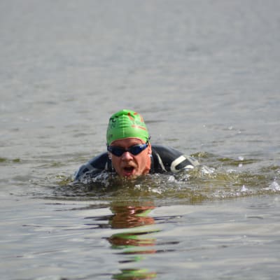 Stig Andersson simmar i Sun City triathlon