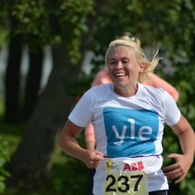 Sandra Sundvik löper med ett leende på läpparna