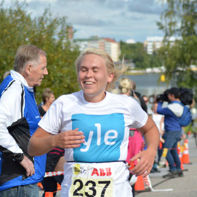 Sandra Sundvik kommer i mål efter sitt livs triathlon