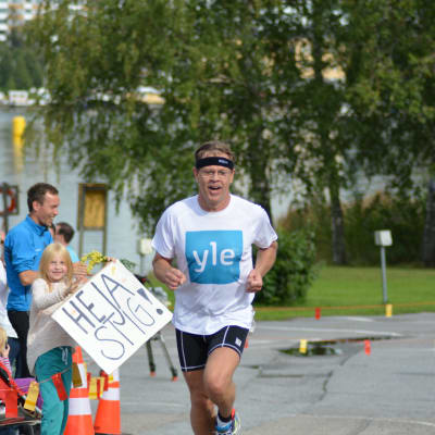 Stig Andersson kommer i mål i Sun City triathlon