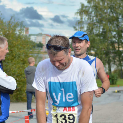 Marcus Långs i mål i sitt triathlon