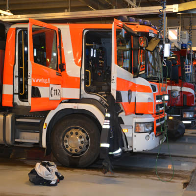 Brandbilarna samlas nu med de två ambulanserna i räddningsverket garage i Ekenäs.