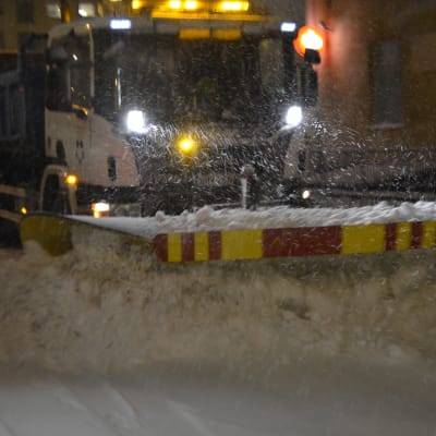 Plogbil plogar snö.