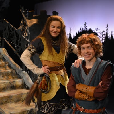 Julia Korander spelar Ronja och Markus Riuttu är Birk