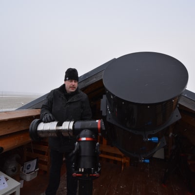 Kaj Höglund förevisar Andromedas nya teleskop.