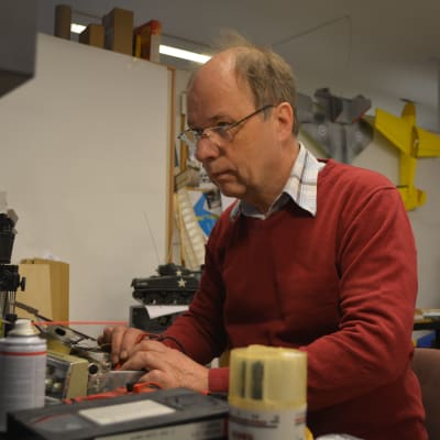 Elektronikreparatör Rabbe Högström mäter komponenter för att hitta felet