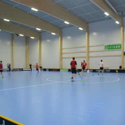 C2-pojkar (2000) spelar innebandy i Påminnehallen. C-flickor (00-02) springer.