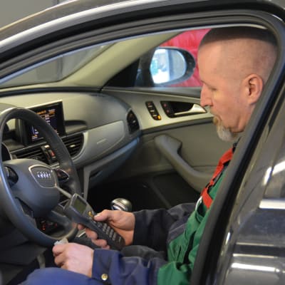 Bilmekanikern Kenth Österberg kontrollmäter bilavgaser innuti Audi