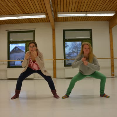 Sofia Kruskopf och Julia Holmqvist dansar i föreställningen Zona Temporalis.