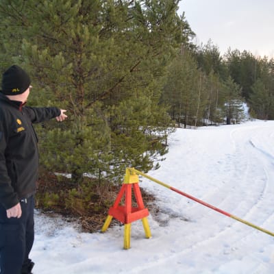 Brandmästare Jari Sopen-Luoma pekar ut var den nya brandstationen i Karis ska byggas.