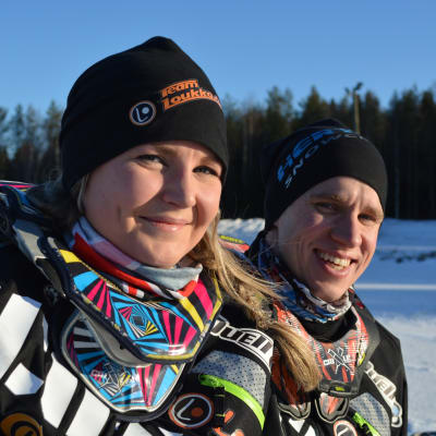 Linn Sjöberg och Viktor Hertén, par i snowcross.