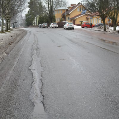 Bangatan i Karis har sprickor och hål.