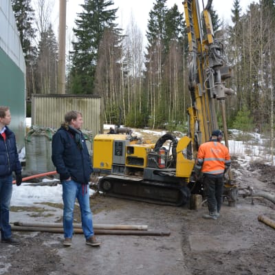 Västerby fotbollshall får jordvärme. Frank Hoverfelt är vd för Ekenäs Energi. Peter Haglund är från EIF.