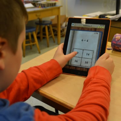 Elev räknar med hjälp av en matematik applikation i sin pekplatta.