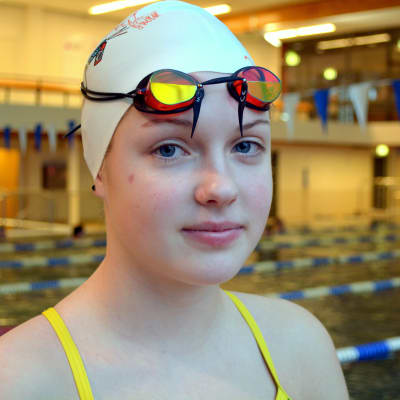 Sibboflickan Ada Nyström från föreningen Borgå Simmare kommer att tävla i juniorlandslaget.