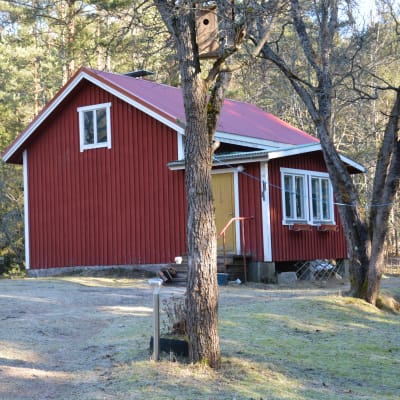 Jenni Mobergs röda stuga i Viksvidja på Kimitoön.
