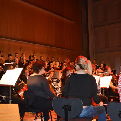 Jakobstads sinfonietta övar med körer och solister inför musikalkonserten