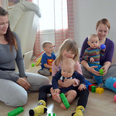 Caroline Norrgård med sina barn Thile, Ted och Noel och Emely Hagberg med Tim.
