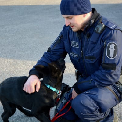 Polishunden Mussu vid Östra Nylands polisinrättning och husse Ilkka Paukkunen.