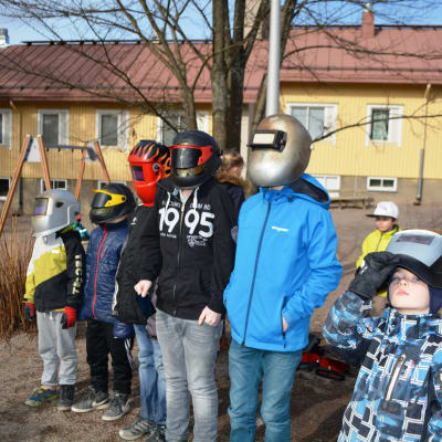Skolbarn ser på solförmörkelse