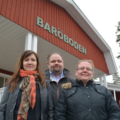 linda hellström-pasanen, petteri pasanen och anne ek utanför butiken i Barösund