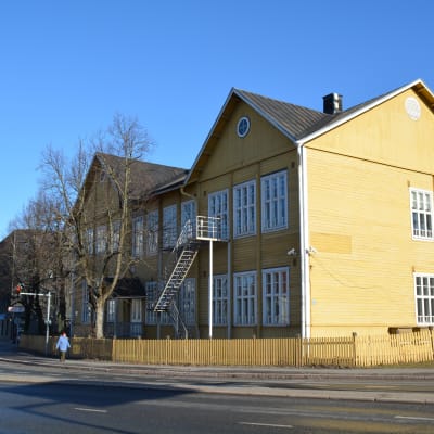 Byggnaden Trä-Anttila i Lojo fotat från framsidan.
