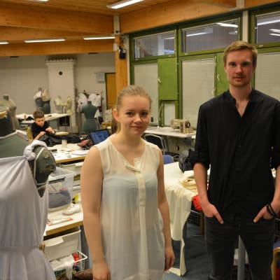 Alexandra Wärn och Edvin Söderling studerar på Västra Nylands folkhögskolas modelinje i Karis.