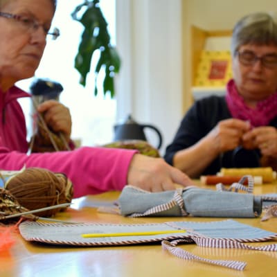 Anja Strömberg och Ancki Skog på stickcafé i Tessjö.