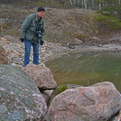 Magnus Östman letar efter grodor