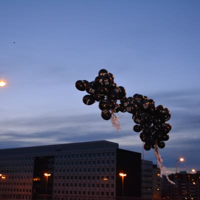 Ballonger med antirastistiska budskap flyger i väg.
