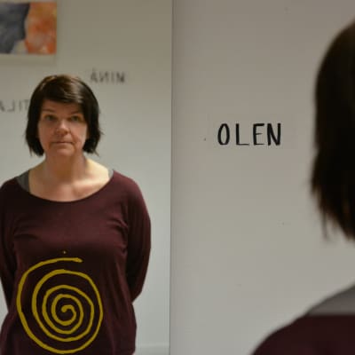 Konstnären Eila Saapunki i sin installation Tila på Hangö bibliotek.