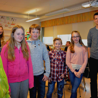 Eleverna Oskar Strand, Victoria Aalto, Jonathan Hellström, August Björkman, Ida Simonen och lärare Niclas Zweigberg.