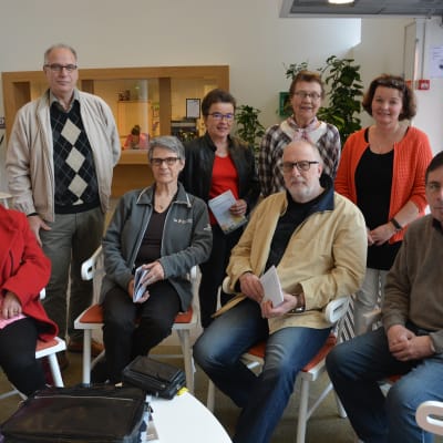 Gunn-Britt Sahlsten, Peter Sahlsten, Inger Nykvist, Benita Nygård, Håkan Wikström, Pia Nabb och John Nordblad har varit med och arbetat fram Promenadguiderna.