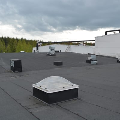 Här ryms många solfångare på taket Snellmans fabriker i Jakobstad