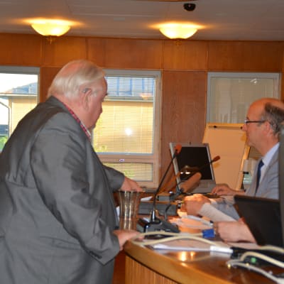 Ulf Putte Lindström röstar i stadsdirektörsvalet i stadsfullmäktige i Hangö.
