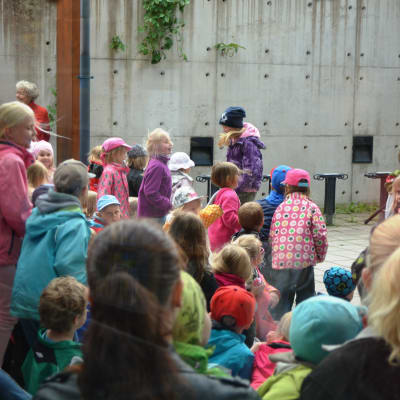 Barnen hoppade i takt med Trampolin-sången på Sås och Kopp-konserten.