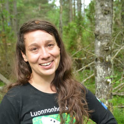 Hanna-Leena Keskinen, som är planerare vid Forststyrelsens naturtjänster jobbar hårt under WWF:s läger.