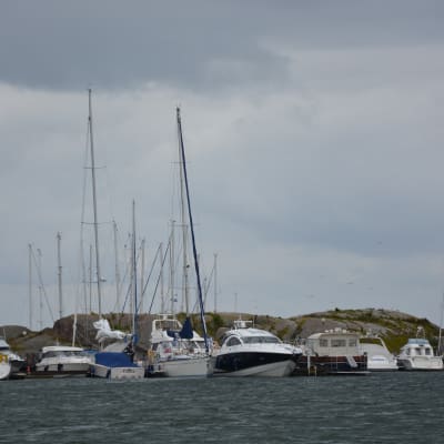 Båtar i hamn i Östersjö Port
